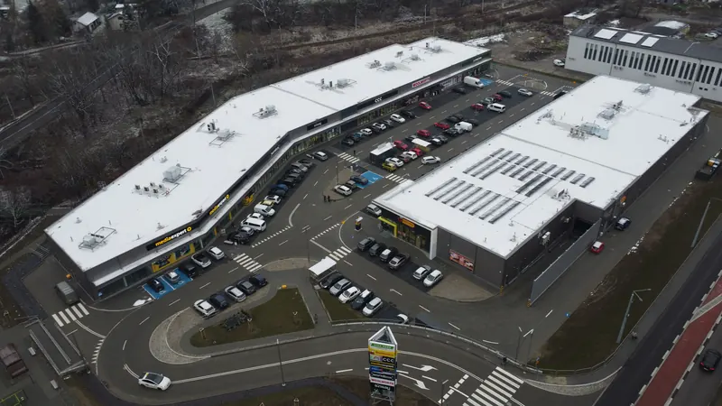 Park handlowy Viva Park Cieszyn z lotu ptaka: pasaż lokali, parking i wjazd