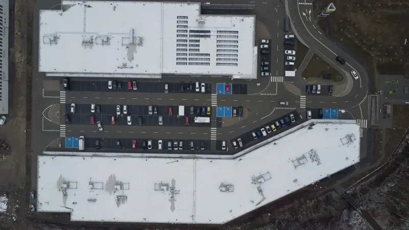 Widok z góry na dachy i parking
