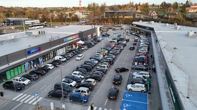 Pełny parking przed sklepami Pepco, Media Expert i worldbox w Viva Park Cieszyn