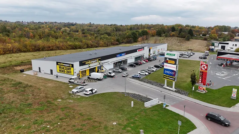 Viva Park Rzeszów z lotu ptaka: budynek z najemcami i parking